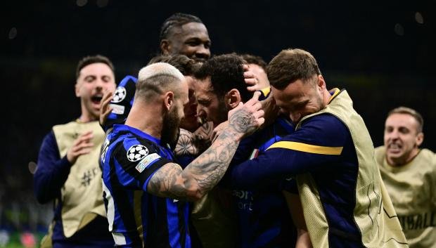 Hakan Calhanoglu celebra el segundo gol del Inter