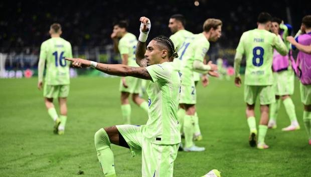Raphinha Dias celebra el 2-3 del Barcelona