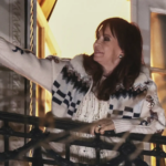 Cristina Fernández comienza a cumplir prisión domiciliaria, mientras sus seguidores se movilizan
