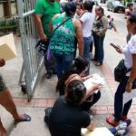 Filas al comenzar inscripciones, autoridades educativas ‘congelan’ pensión escolar hasta abril