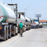 Cisternas varadas más de 25 días, a espera de descargar combustible en la Refinería Palmasola