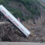 Derrumbe en la carretera Cochabamba – Oruro deja decenas de vehículos varados
