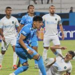 Blooming goleó 3-0 a San Antonio en un partido jugado en penumbras