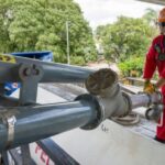 Registran filas por gasolina y YPFB reconoce demoras por mezcla con aditivos