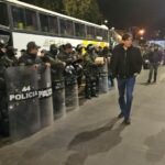 Policía y FFAA despliegan operativo ‘banderas blancas’ para habilitar la ruta La Paz – Oruro