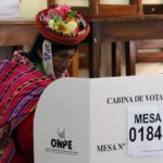 Perú vota en un reñido balotaje para elegir a su noveno presidente en 10 años