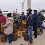 Vecinos hacen filas por conseguir una garrafa de gas en Santa Cruz