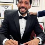 Vozinha, visiblemente emocionado, firma contrato con Colo Colo