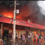 Incendio en Feria Barrio Lindo: informe policial revela la magnitud y bomberos continuan trabajando