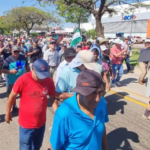 Micreros marchan para exigir derogación del DS 5716 y una tarifa transitoria del pasaje